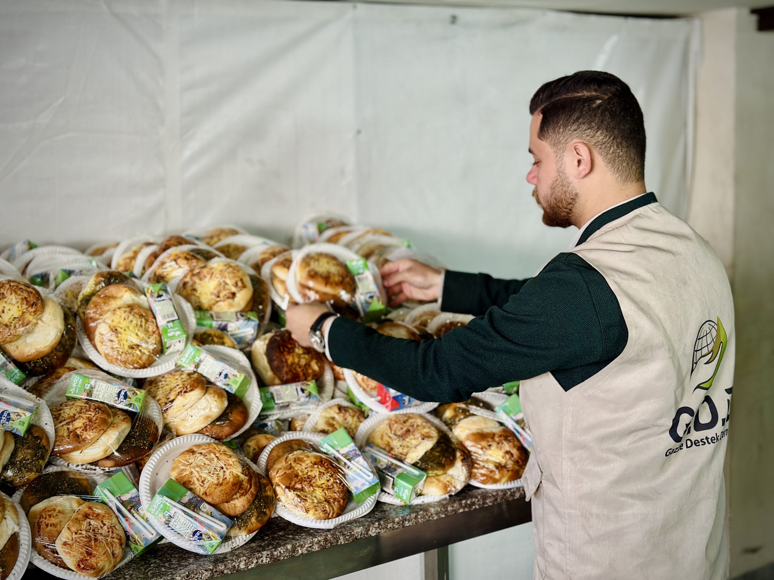 Gazze Destek Organization distributes Suhur meals to displaced families in shelter centers