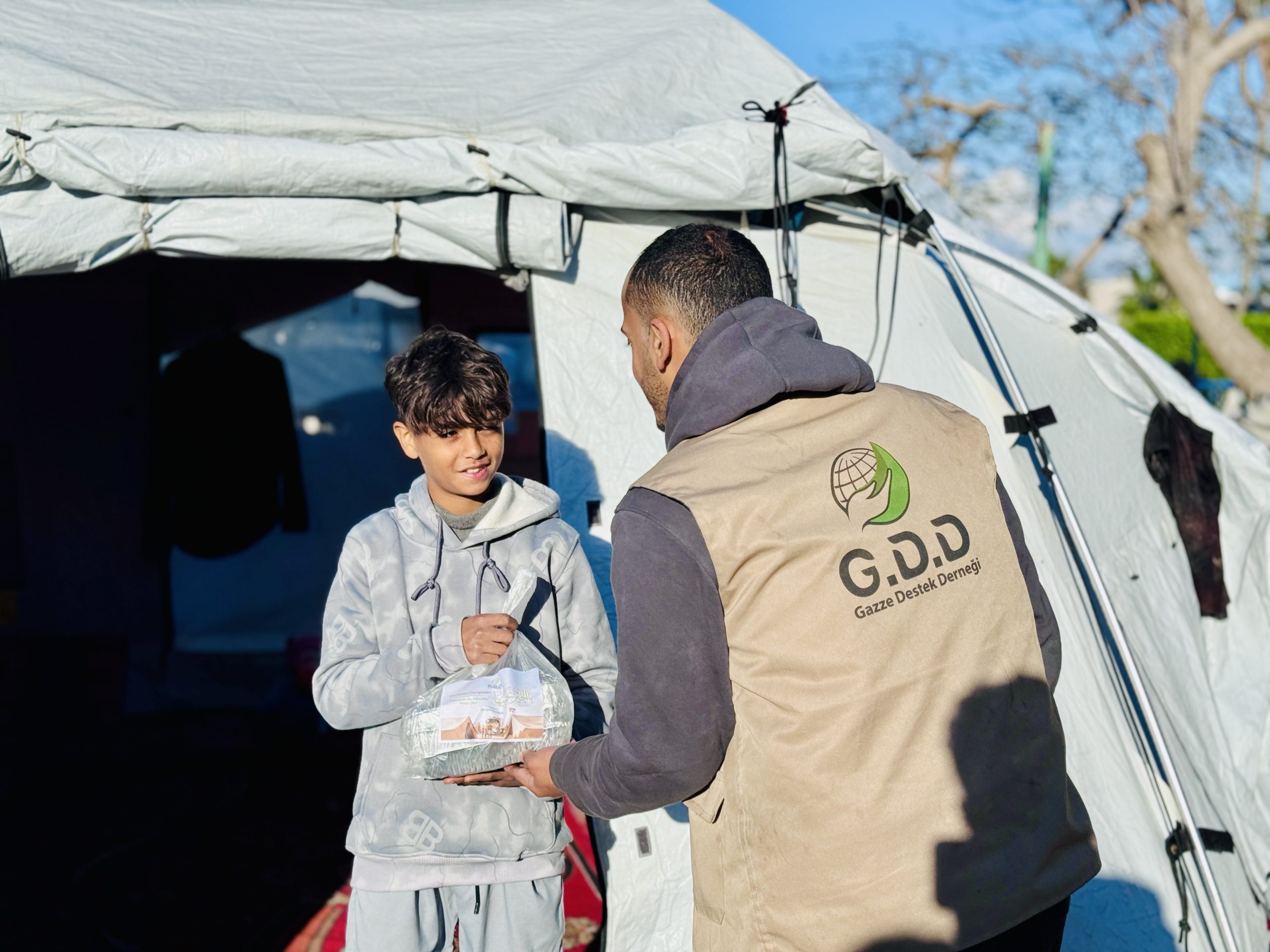 Gazze Destek continues the distribution of Iftar meals to displaced people